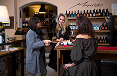 zwei Damen trinken beim Da Maurizio ein Glas Rotwein 